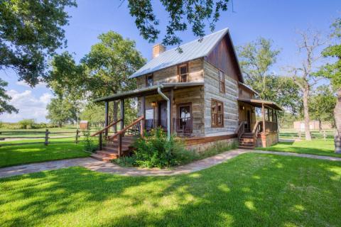 These 7 Cozy Cabins Are Everything You Need For The Ultimate Fall Getaway In Texas