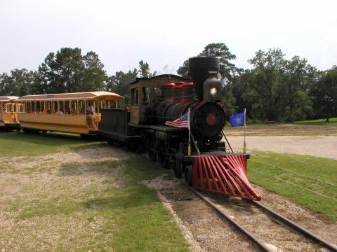 There's A Magical Trolley Ride In Louisiana That Most People Don't Know About