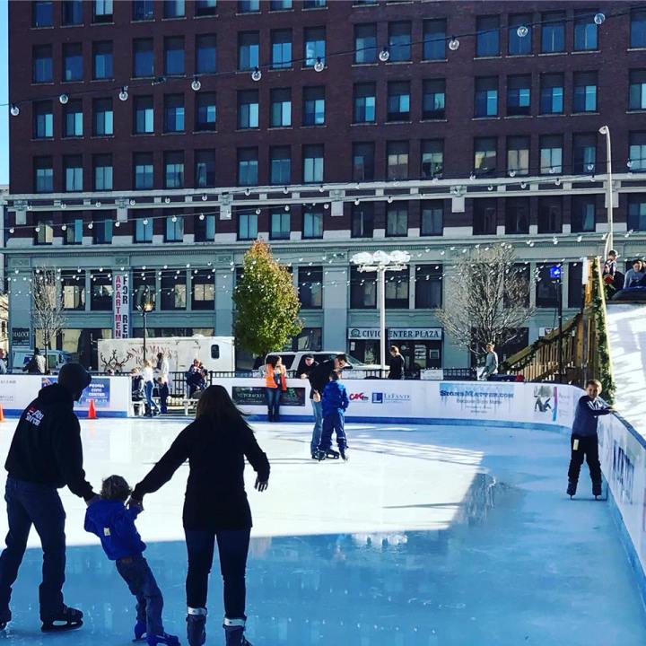 7 Best Outdoor Ice Skating Rinks in Chicago - Mommy Nearest