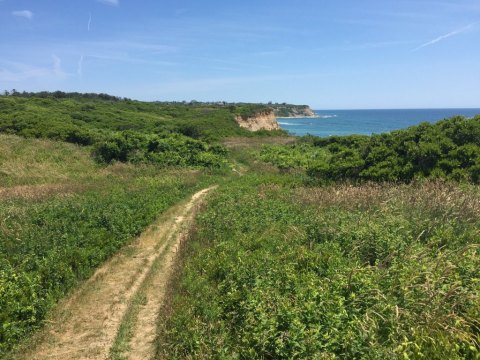 The Rhode Island Hike That Takes You Through A Little Slice Of Paradise