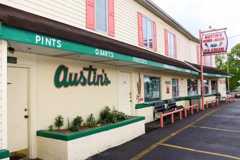 The Ice Cream Parlor In West Virginia That's So Worth Waiting In Line For