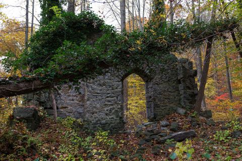 The Maryland Ghost Town That's Perfect For An Autumn Day Trip