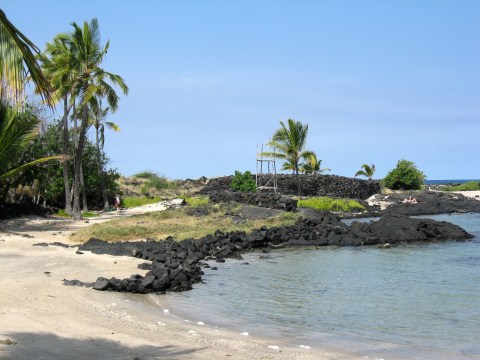 Walk Back In Time Along This 4-Mile Coastal Trail In Hawaii That Leads To Abandoned Ruins