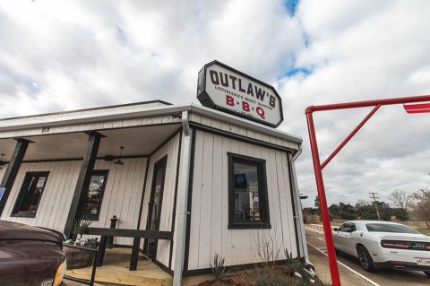 The Coziest Place For A Winter Louisiana Meal, Outlaw’s BBQ, Is Comfort Food At Its Finest