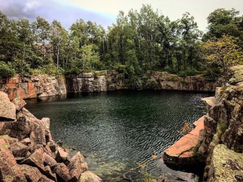 The Quarry Park In Minnesota Is So Well-Hidden, It Feels Like One Of The State's Best Kept Secrets