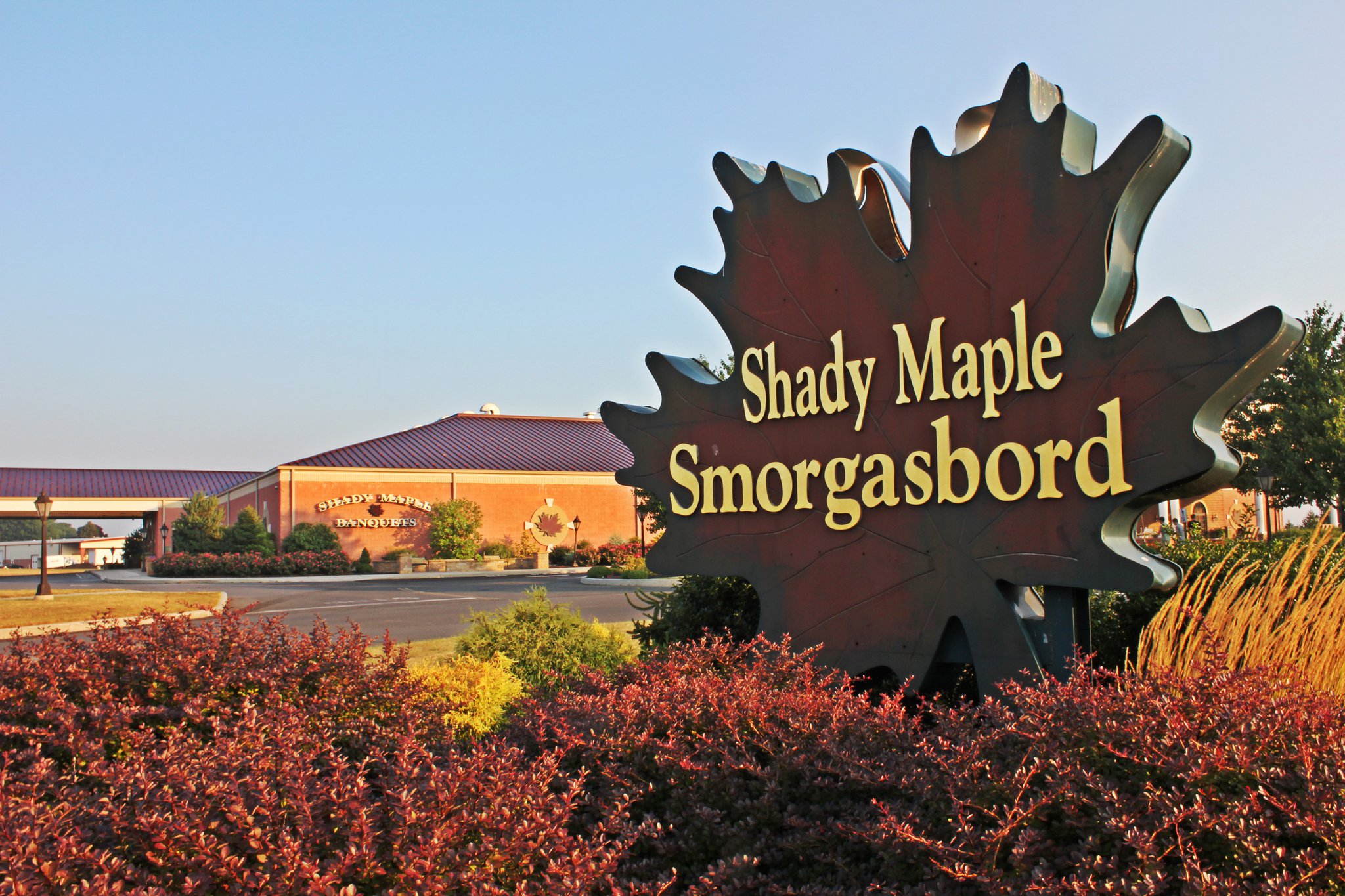 attractions near shady maple smorgasbord
