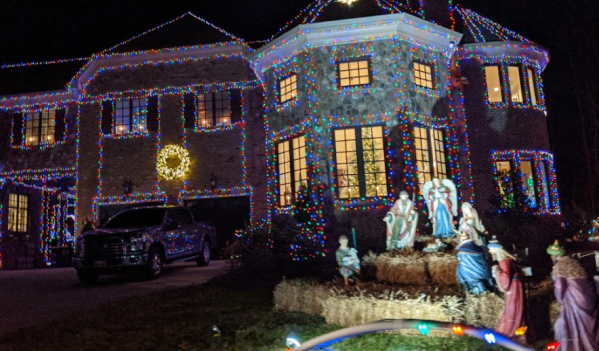 Apex Holt Road light display attracts families during holiday season