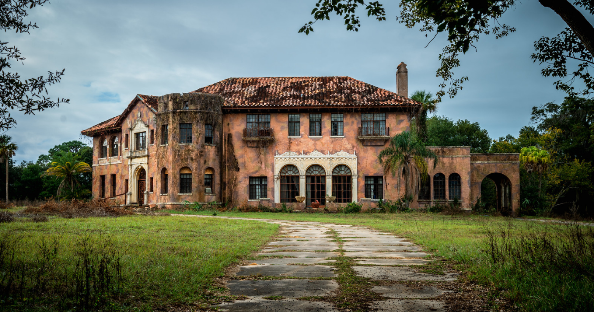 Check Out This Creepy Beautiful Abandoned Mansion In Florida