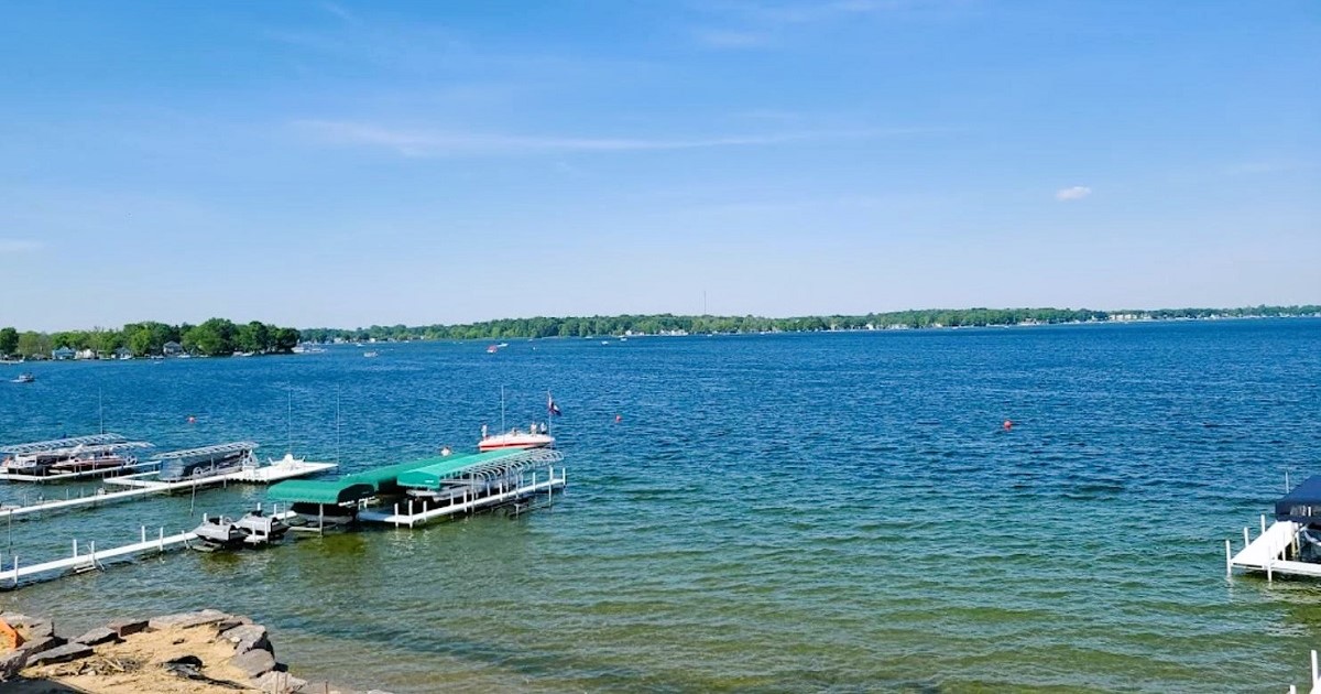 https://www.onlyinyourstate.com/wp-content/uploads/2023/01/feature-lake-wawasee.jpg