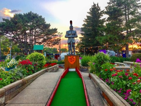 There's A Vintage Mini-Golf Park In Illinois, And It's One Of The Quirkiest Places You'll Ever Go