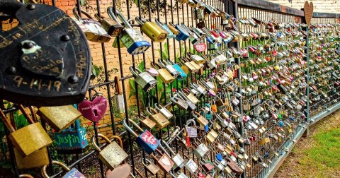 The Story Behind The Paris Love Locks Tradition That Made Its Way To This Tiny Park In Arkansas