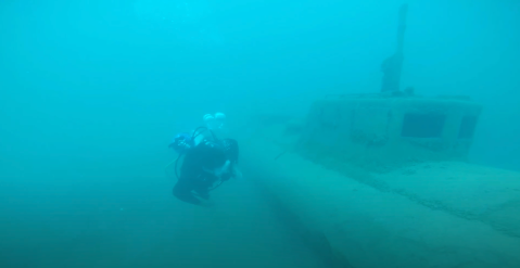 The Incredible Lake Experience In Illinois Where You'll See Sunken Planes, Ships, And Busses