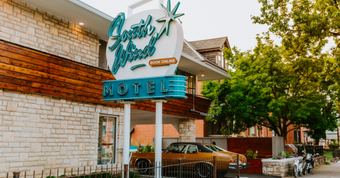 This Retro Motel In Ohio Is Peak Mid Century Vibes