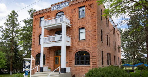 Stay At A Historic Landmark Hotel In Oregon Rich In Pacific Northwest History