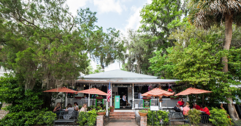 The Outdoor Cafe In South Carolina That Is The Prettiest Place To Enjoy A Warm Afternoon