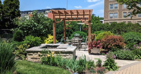The Completely Free Garden Hiding In A Iowa City Center Is A Must-Visit