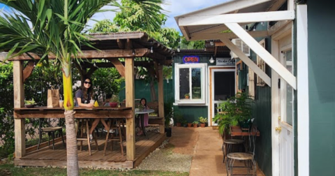 The Outdoor Cafe In Hawaii That Is The Prettiest Place To Enjoy A Warm Afternoon